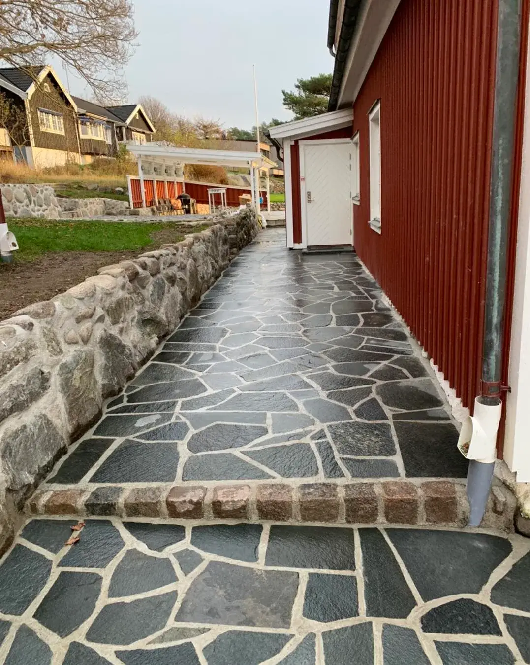 Stengång i natursten från stenläggningsprojektet i Hovås