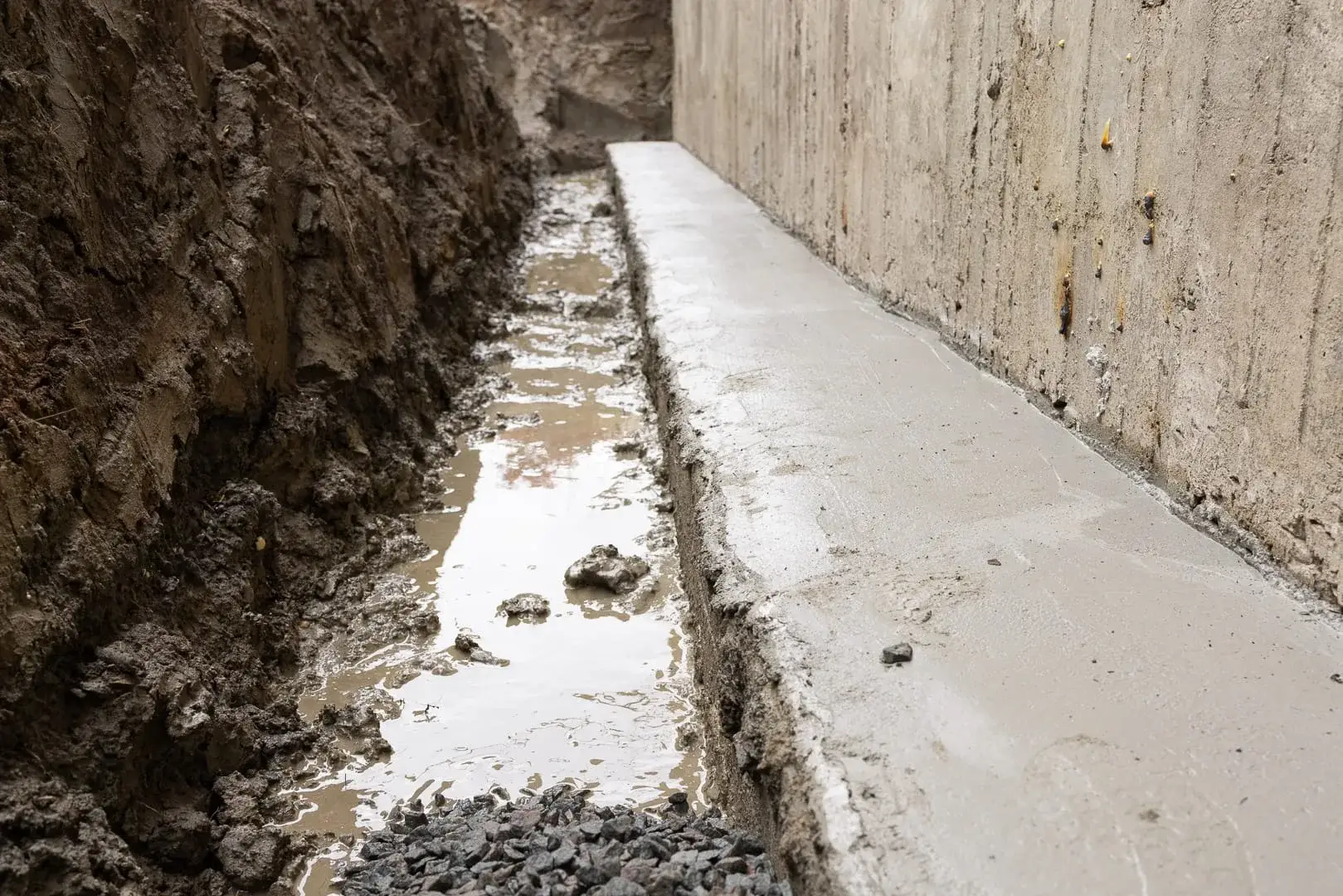 Pågående dräneringsarbete med maskin och schakt