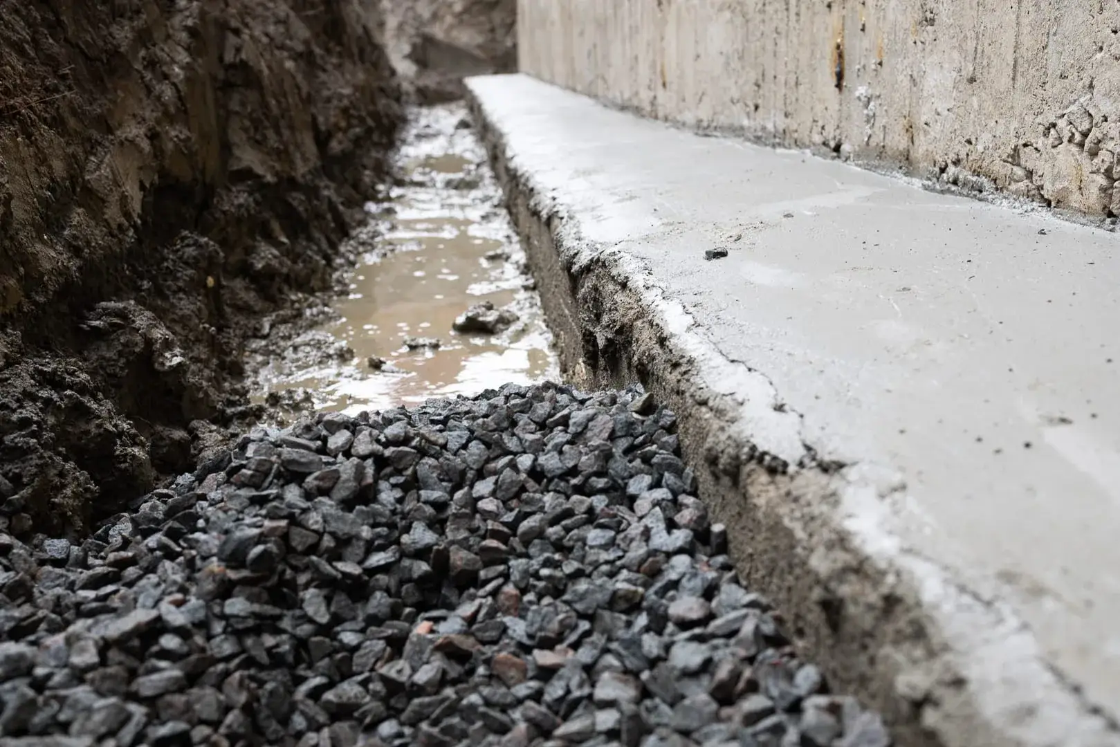 Dräneringsgrus och schakt runt husgrund