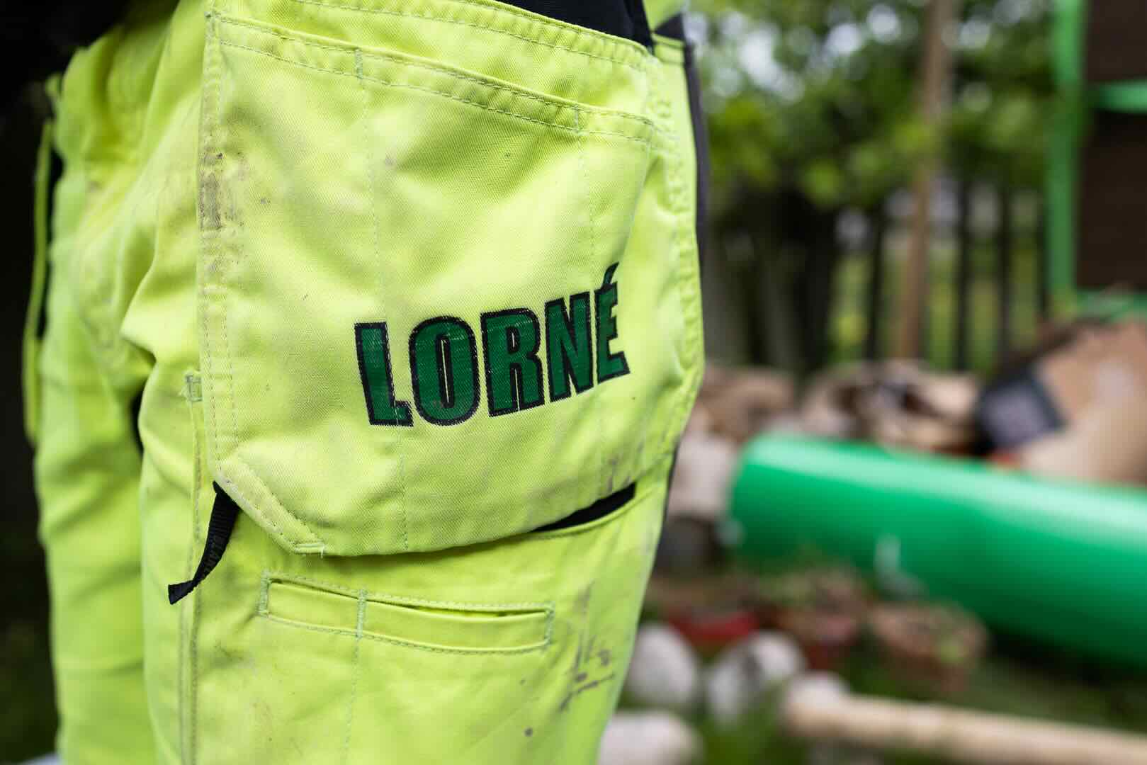 Högkvalitativa arbetsbyxor med Lornés logga används av vår anställda personal när vi utför dräneringar, både i Göteborg och Malmö
